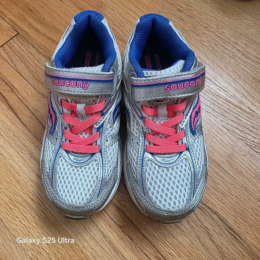 Saucony Cohesion 8 A/C in a silver, white, blue,‎ and pink colorway sz 11.5